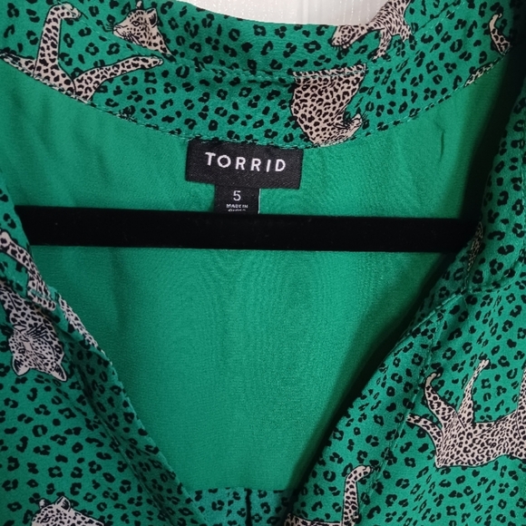 Torrid Green V-Neck Sleeveless Blouse - Picture 5 of 9